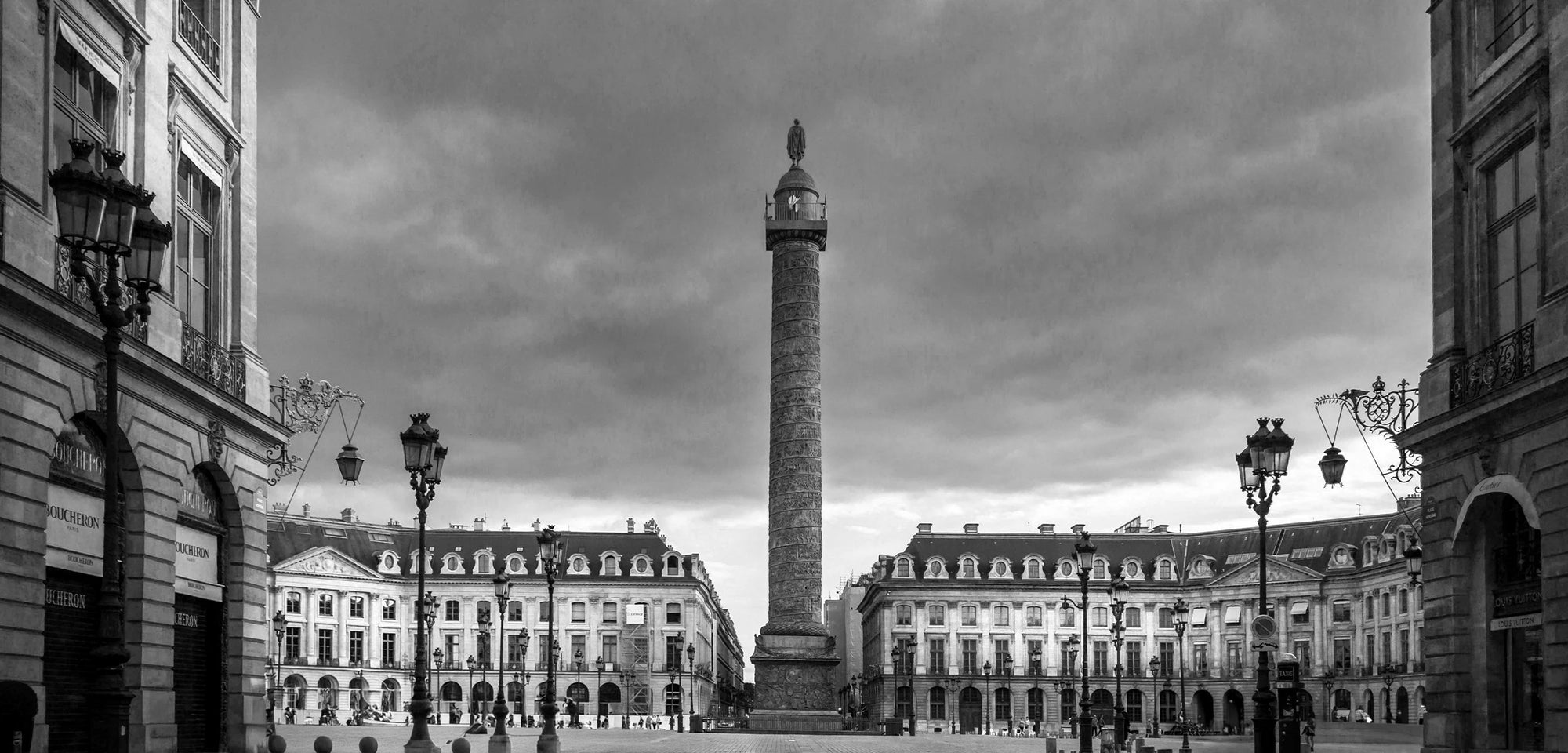 Façade de la Place Vendôme à Paris, symbole du luxe et siège de la maison horlogère AYNAUD