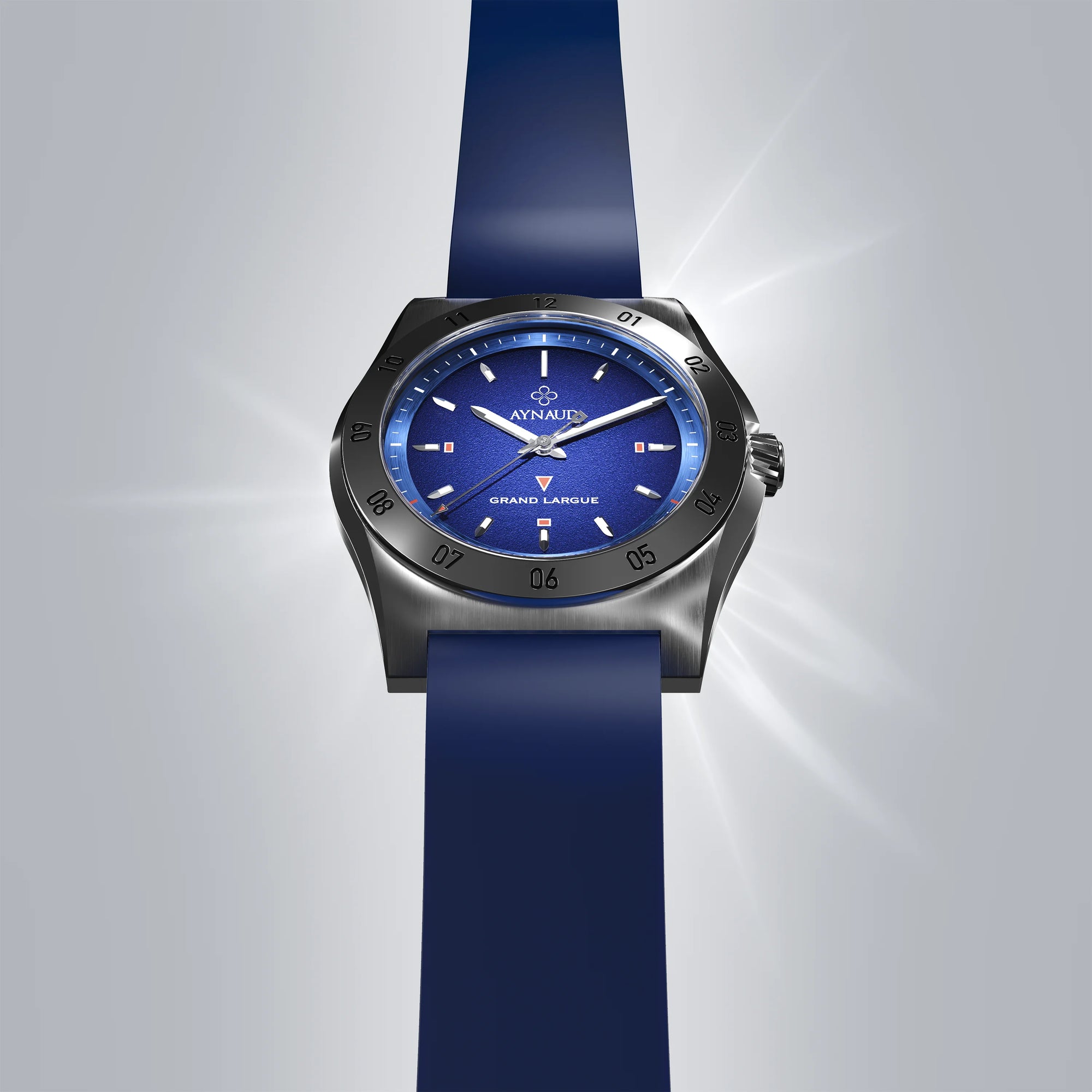 Gros plan du cadran Bleu Océan de la montre AYNAUD Grand Largue, mouvement automatique Chronode C102, boîtier acier 904L, horlogerie française inspirée du yachting.