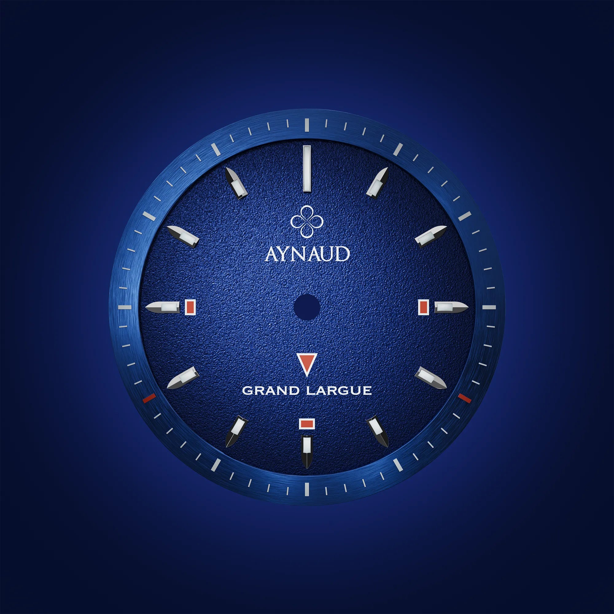 Détail du cadran de la montre AYNAUD Grand Largue, inspiré par la navigation et les carnets de réglage des voiles. Grainé et soleillé.
