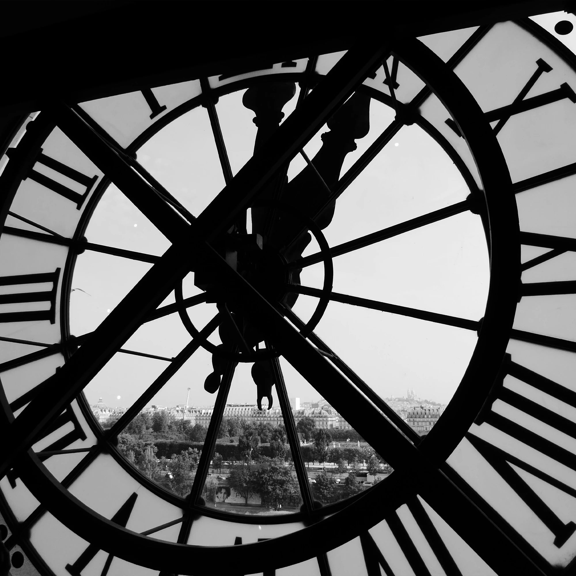 Vue intérieure de l’horloge du musée d’Orsay, chef-d’œuvre architectural parisien, illustrant la vision d’AYNAUD pour une distribution de montres de luxe à la demande.