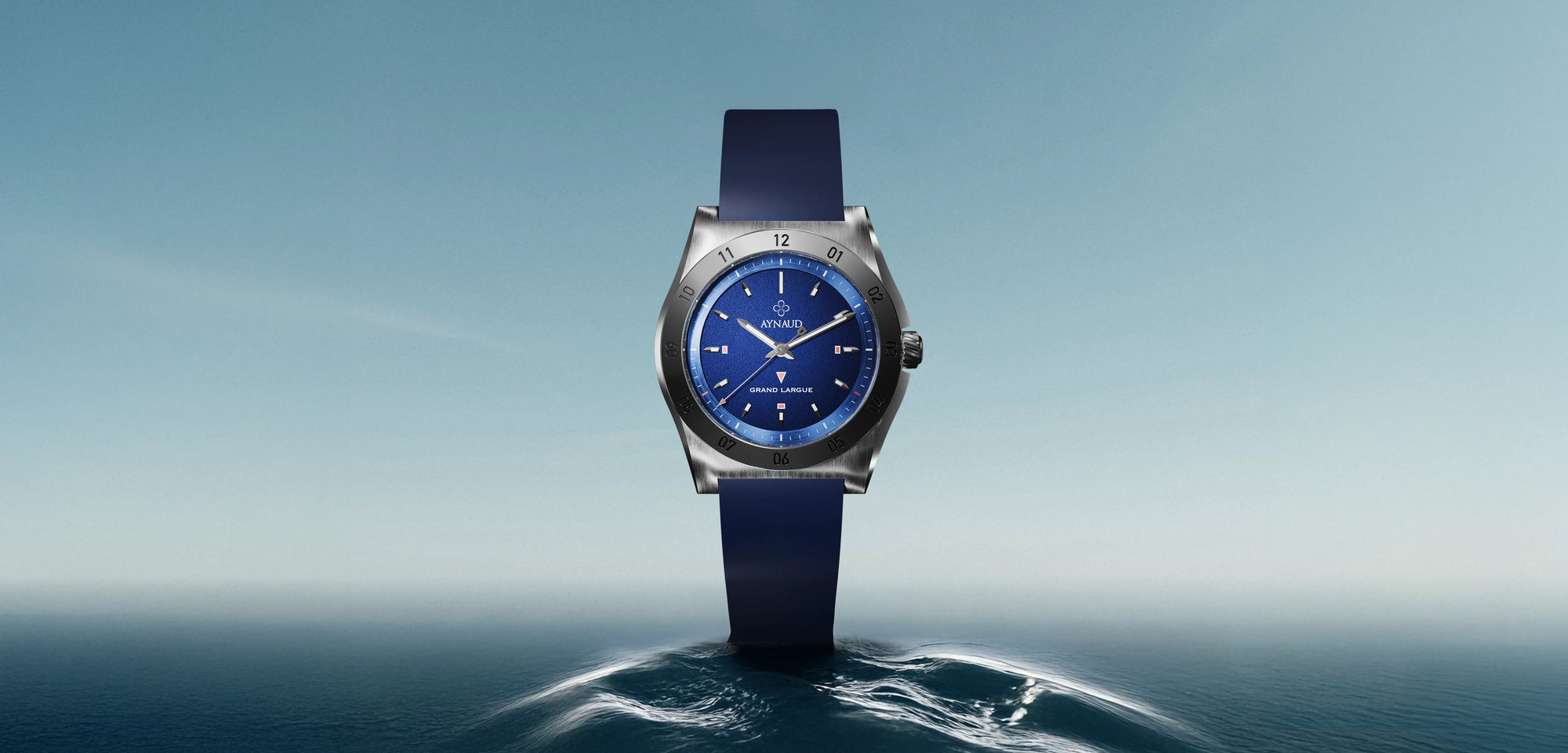 Montre automatique AYNAUD Grand Largue équipée d’un mouvement suisse Chronode C102, boîtier acier 904L et cadran bleu marine. Inspirée par la voile et le yachting de prestige.