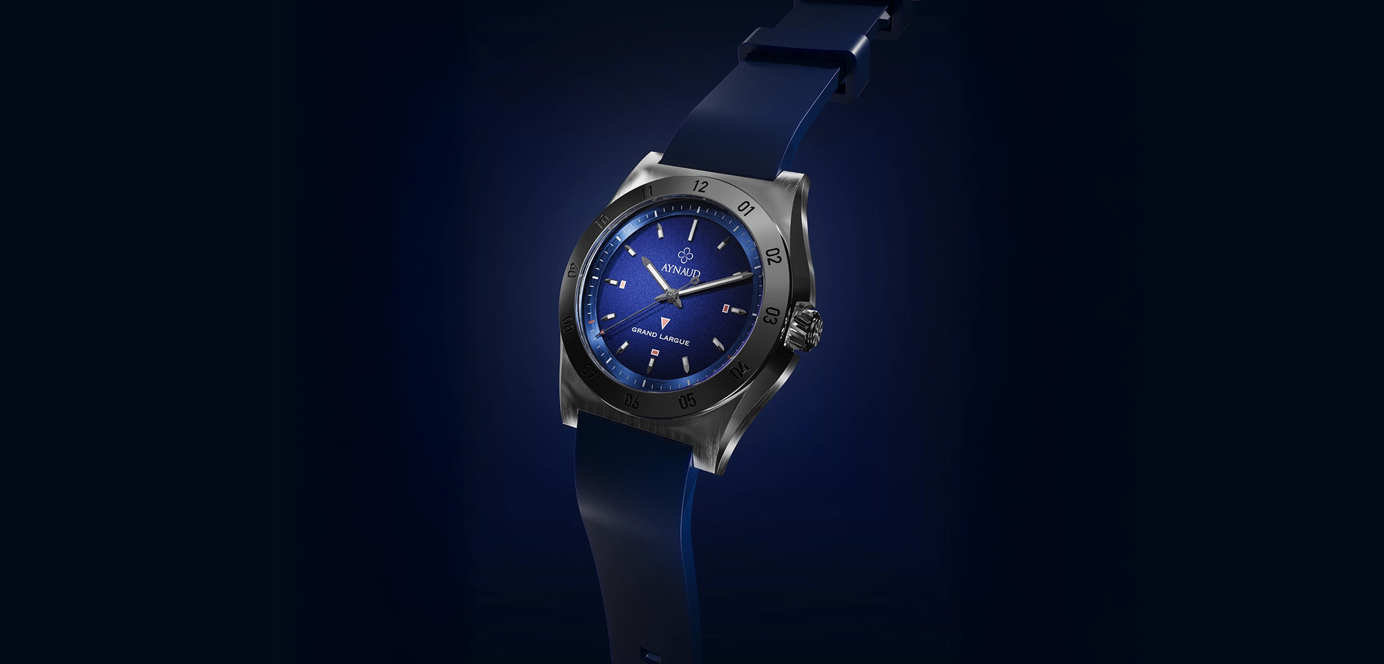 Montre AYNAUD Grand Largue vue de biais, design élégant et boîtier acier 904L, mouvement automatique Chronode.