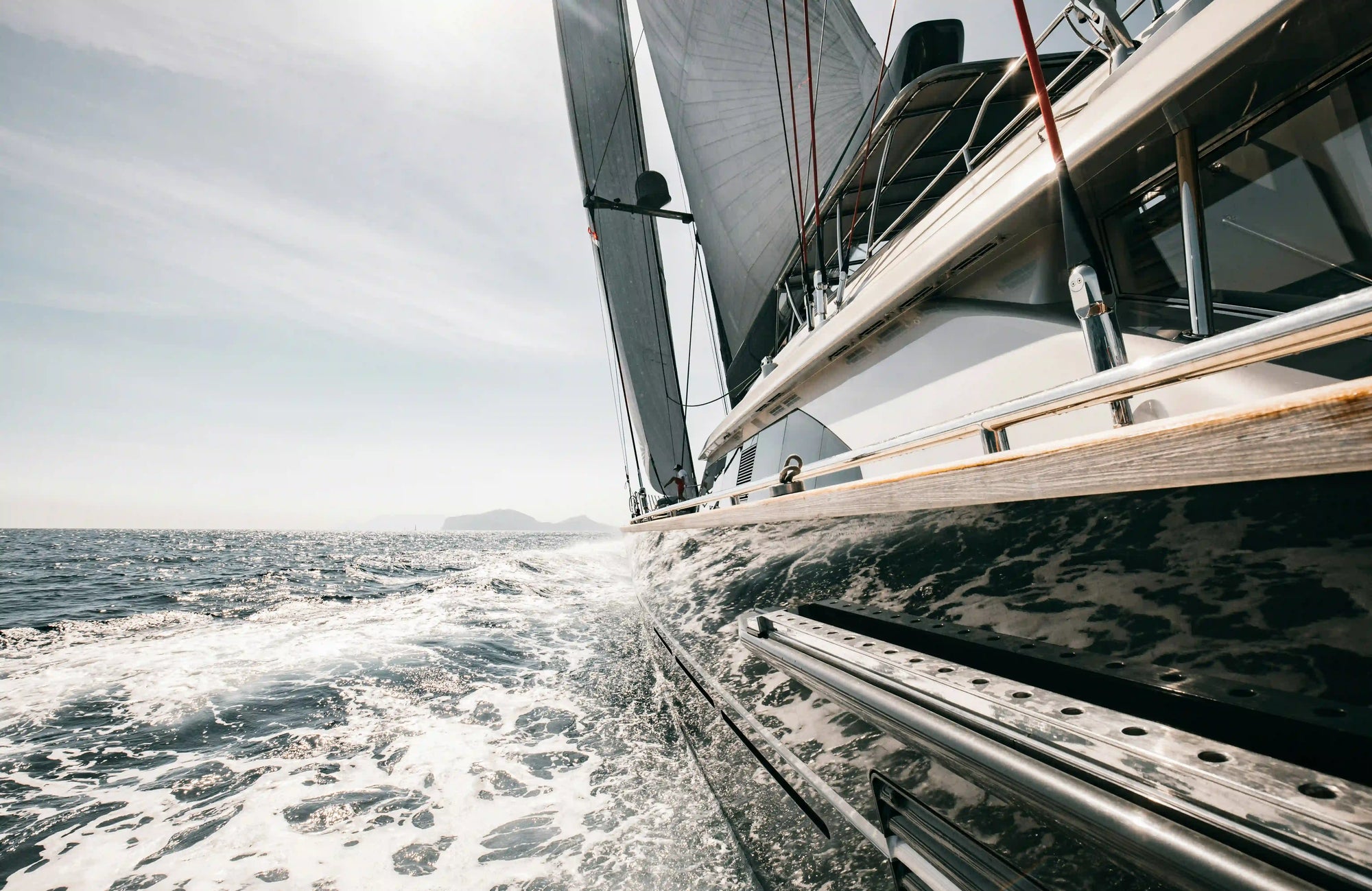 Voilier de luxe en pleine navigation, symbolisant l’inspiration maritime de la montre AYNAUD Grand Largue.